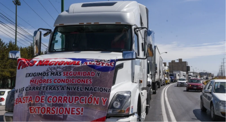 Transportistas bloquean la carretera Monterrey-Saltillo tras denunciar presuntas irregularidades