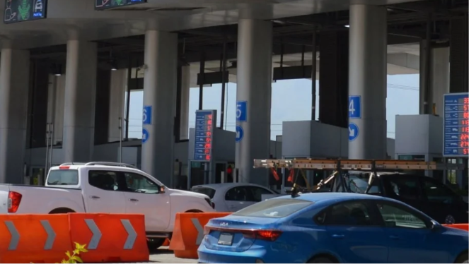 Reactivan cobro en caseta de la Autopista al Aeropuerto de Monterrey; reportan filas